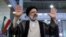 បេក្ខជន​ប្រធានាធិបតី​​លោក​ Ebrahim Raisi​ លើក​ដៃ​អបអរ​ក្រោយ​បាន​បោះឆ្នោត​នៅ​​រដ្ឋធានី​តេហេរ៉ង់ កាល​ពី​ថ្ងៃ​សុក្រ ​ទី​១៨ ខែ​មិថុនា ឆ្នាំ​២០២១។