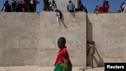 Un manifestant à Ouagadougou, la capitale du Burkina Faso, le 28 october 2014.