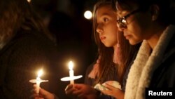 Dos jovencitas participan en una vigilia por las víctimas del tiroteo en San Bernardino, California.