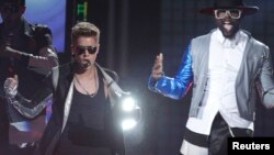 Justin Bieber junto "Will.i.am" durante el espectáculo que ofreció en el MGM Grand Garden Arena, en Las Vegas, Nevada.