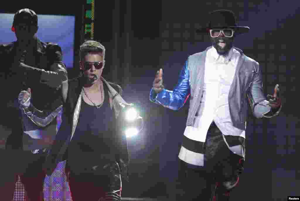 Justin Bieber, izquierda junto a&nbsp; Will.i.am durante la entrega de los Premios Billboard 2013.&nbsp; 