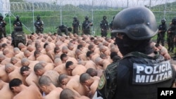 Miembros de la Policía Militar de Orden Público de Honduras supervisan a reclusos durante un operativo en la Penitenciaría Nacional El Pozo en Ilama, Departamento de Santa Bárbara, Honduras, el 29 de junio de 2023.