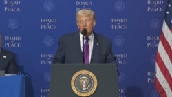 دونالد ترمپ، رییس جمهور ایالات متحدۀ امریکا حین سخنرانی در جلسۀ بورد صلح در واشنگتن دی‌سی