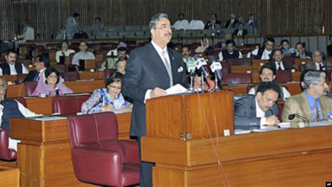 Pakistani Prime Minister Yousuf Raza Gilani addresses the Parliament in Islamabad, Pakistan, May 9, 2011 (file photo)