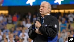 Foto de archivo de Frank Sinatra Jr., cantando el himno nacional antes de un juego en el estadio de los Dodgers de Los Ángeles.