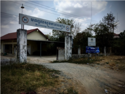 The Roveang Health Center in Takeo province’s Bati district has seen patients with flu-like symptoms but if there was no recent travel history, they were treated as the “normal flu.” (Ananth Baliga/VOA)