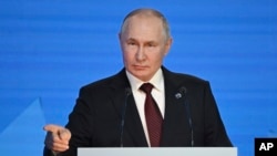 블라디미르 푸틴 러시아 대통령이 5일 소치에서 진행된 '발다이 토론클럽' 연례 행사 마지막 날 일정에서 기조 연설하고 있다.