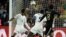 Un poderoso disparo de Ozil, puso a Alemania a ganar y le dio su pase a octavos como líder del grupo D.