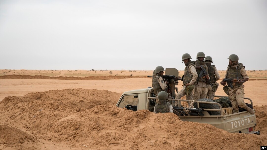 Tentara Angkatan Darat Mauritania engan kendaraan bersenjata di pos G5 Sahel di tenggara Mauritania, di sepanjang perbatasan dengan Mali, 22 November 2018. (Foto: AFP/Thomas Samson)