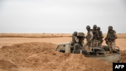 Tentara Angkatan Darat Mauritania engan kendaraan bersenjata di pos G5 Sahel di tenggara Mauritania, di sepanjang perbatasan dengan Mali, 22 November 2018. (Foto: AFP/Thomas Samson)