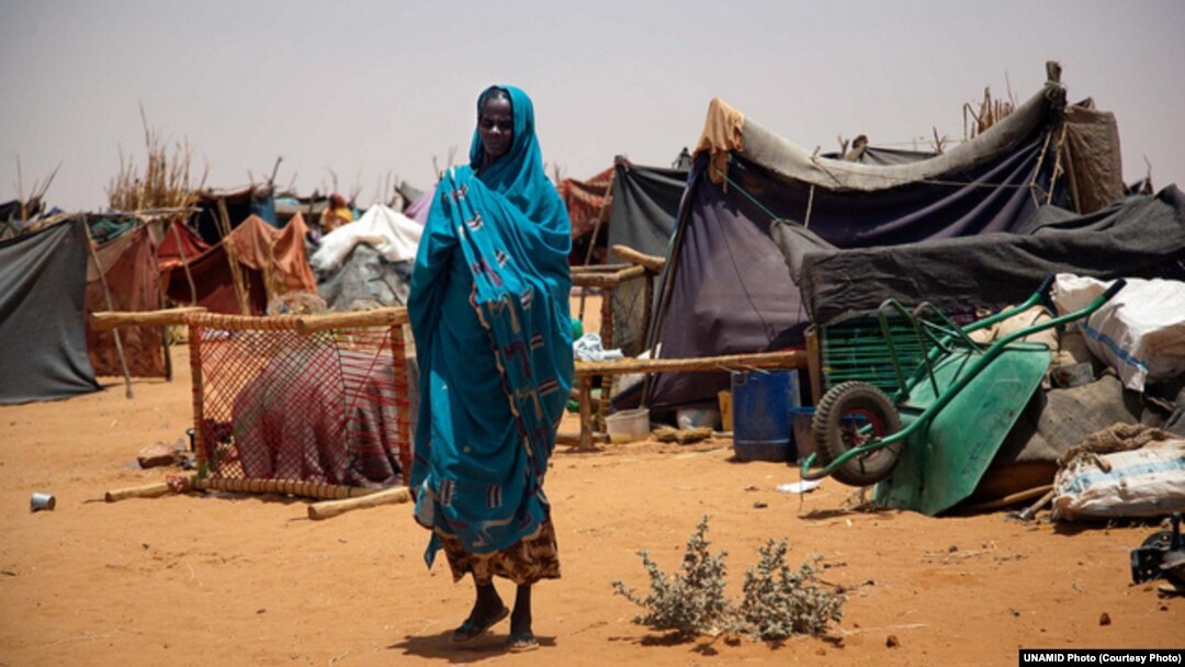 Seorang perempuan Sudan tinggal di kamp pengungsi akibat konflik di Darfur (foto: dok). 
