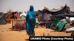 Seorang perempuan Sudan tinggal di kamp pengungsi akibat konflik di Darfur (foto: dok). 