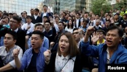 Para pendukung gerakan pro-demokrasi merayakan kemenangan mereka dengan berkumpul di luar kampus Universitas Politeknik (PolyU) di Hong Kong, 25 November 2019.