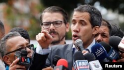 Presiden sementara Venezuela, Juan Guaido, memberikan keterangan kepada media di Caracas, Venezuela, 20 Februari 2019.