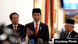 Presiden Joko Widodo didampingi Wapres KH Ma’ruf Amin dan Jubir Presiden Fadjroel Rachman di Istana Negara, Jakarta, pastikan WNI positif Corona tertangani dengan baik di Singapura. (Foto: Biro Setpres )