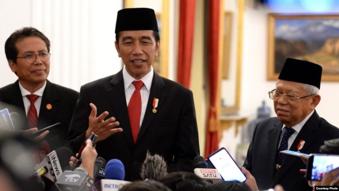 Presiden Joko Widodo didampingi Wapres KH Ma’ruf Amin dan Jubir Presiden Fadjroel Rachman di Istana Negara, Jakarta. (Foto: Biro Setpres)