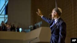 Presiden AS Barack Obama, mengenakan kopiah tradisional Yahudi "yarmulke" melambai kepada hadirin usai pidato di sebuah sinagog di Washington DC hari Jumat (22/5).