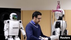 یک مهندس با ربات انسان نمای سورنا ۳ در دانشگاه تهران کار می کند - آرشیو