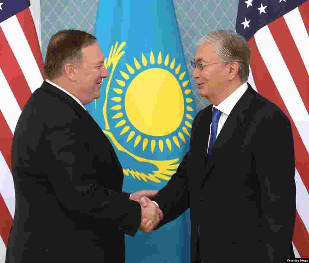 2-fevral kuni AQSh Davlat kotibi Mayk Pompeo Nur-Sultonda Qozog&#39;iston Prezident Qosim-Jo&#39;mart Tokayev, Tashqi ishlar vaziri Muxtor Tleuberdi bilan muloqot qildi. Pompeo Ameriika elchixonasida ham bo&#39;ldi. Uyg&#39;ur oilalar bilan ham uchrashdi. AQSh Qozog&#39;iston va qo&#39;shni davlatlarni Xitoyga biror uyg&#39;urni topshirmaslikka chaqirmoqda.