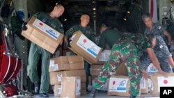 Indonesian and Japan military personnel unload relief aid from a Japan Air Force cargo plane at the Mutiara Sis Al-Jufri airport in Palu, Central Sulawesi, Indonesia, Oct. 6, 2018. 