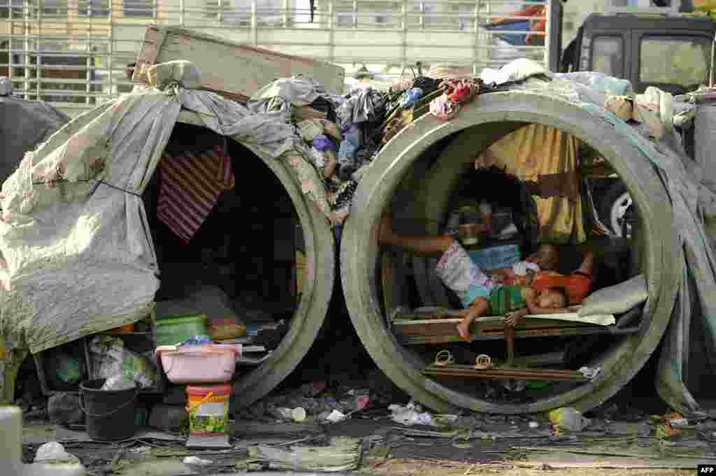 در مانیل فیلیپین، این خانواده هم در این لوله های فاضلاب زندگی می کنند.