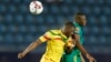 Le défenseur malien Hamari Traoré face au Mauritanien Mohamed Dellah Yaly lors du match de football CAN 2019 opposant le Mali et la Mauritanie au Stade de Suez à Suez le 24 juin 2019.