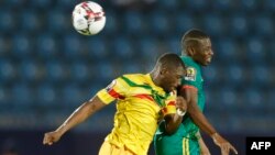 Le défenseur malien Hamari Traoré face au Mauritanien Mohamed Dellah Yaly lors du match de football CAN 2019 opposant le Mali et la Mauritanie au Stade de Suez à Suez le 24 juin 2019.