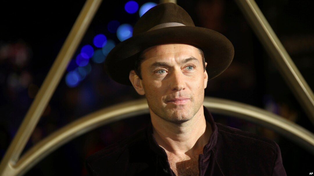 Jude Law poses for photographers upon arrival at the premiere of the film 'Fantastic Beasts: The Crimes of Grindelwald', at a central London cinema, Nov. 13, 2018. 