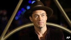 Jude Law poses for photographers upon arrival at the premiere of the film 'Fantastic Beasts: The Crimes of Grindelwald', at a central London cinema, Nov. 13, 2018. 