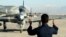 Un miembro de la fuerza aérea afgana realiza labores de control de vuelo en el Aeropuerto Hamid Karzai de Kabul, en enero de 2016.