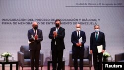 Miembros de las delegaciones a las conversaciones entre el gobierno de Venezuela y la oposición en la Ciudad de México el 13 de agosto de 2021.