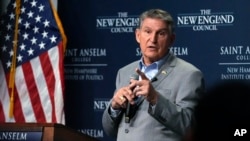 El senador Joe Manchin, demócrata por Virginia Occidental, habla durante el evento Politics and Eggs, el 12 de enero de 2024, en Manchester, Nueva Hampshire.