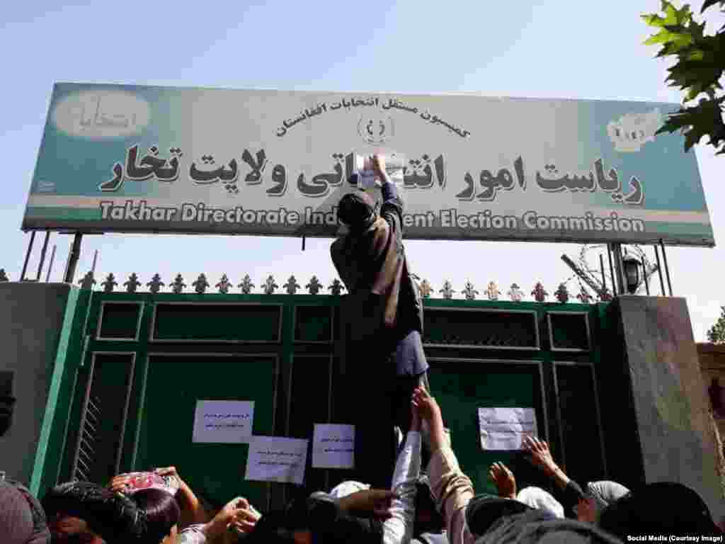 مقام&zwnj;های افغان گفته اند که شاید به دلیل ناامنی، کم و بیش ۴۰۰ مرکز رای&zwnj;دهی در نقاط مختلف افغانستان مسدود بماند &nbsp;