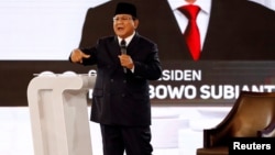 Capres 02 Prabowo Subianto berbicara pada acara debat Sabtu malam (30/3) di Jakarta.