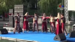 «Պարում է Երևանը»՝ «Ուս-ուսի»