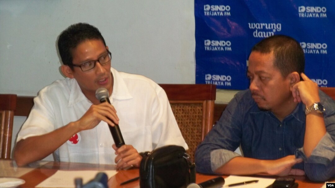 Tim sukses Prabowo-Hatta Sandiaga Uno (kiri) dan Direktur Eksekutif Lembaga Survei Indo Barometer, M.Qodari (kanan) dalam diskusi di Jakarta, Sabtu 5 Juli 2014 (Foto: VOA/Iris Gera)