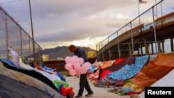 Jeahn Carlos Mayorga, un migrante de Venezuela, lleva globos para niños venezolanos en un campamento cerca del puente fronterizo internacional Paso del Norte, en Ciudad Juárez, México, el 24 de octubre de 2022. REUTERS/José Luis González.