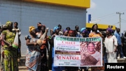 Des femmes brandissent une affiche félicitant Jewel Howard Taylor, ancienne épouse de l'ancien président Charles Taylor, après sa réélection à Monrovia le 3 janvier 2015. (Photo d'archives REUTERS / James Giahyue)