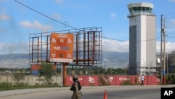 ARCHIVO - Un policía patrulla la entrada del Aeropuerto Internacional Toussaint Louverture, en Puerto Príncipe, Haití, el 12 de noviembre de 2024.