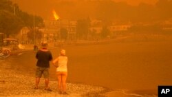 Yoğun duman yangın söndürme uçaklarının müdahalesini zorlaştırıyor.