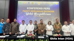 Para jajaran Menteri terkait mengumumkan barang dan jasa premium /mewah yang dikenakan kenaikan tarif PPN 12 persen mulai 1 Januari 2025 di Kantor Kemenko Perekonomian, di Jakarta, Senin (16/12). (Ghita/VOA)