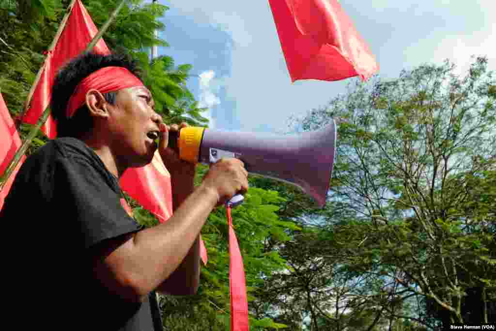 A student leader at front of Yangon University appealing unsuccessfully for authorities to open the main gate.