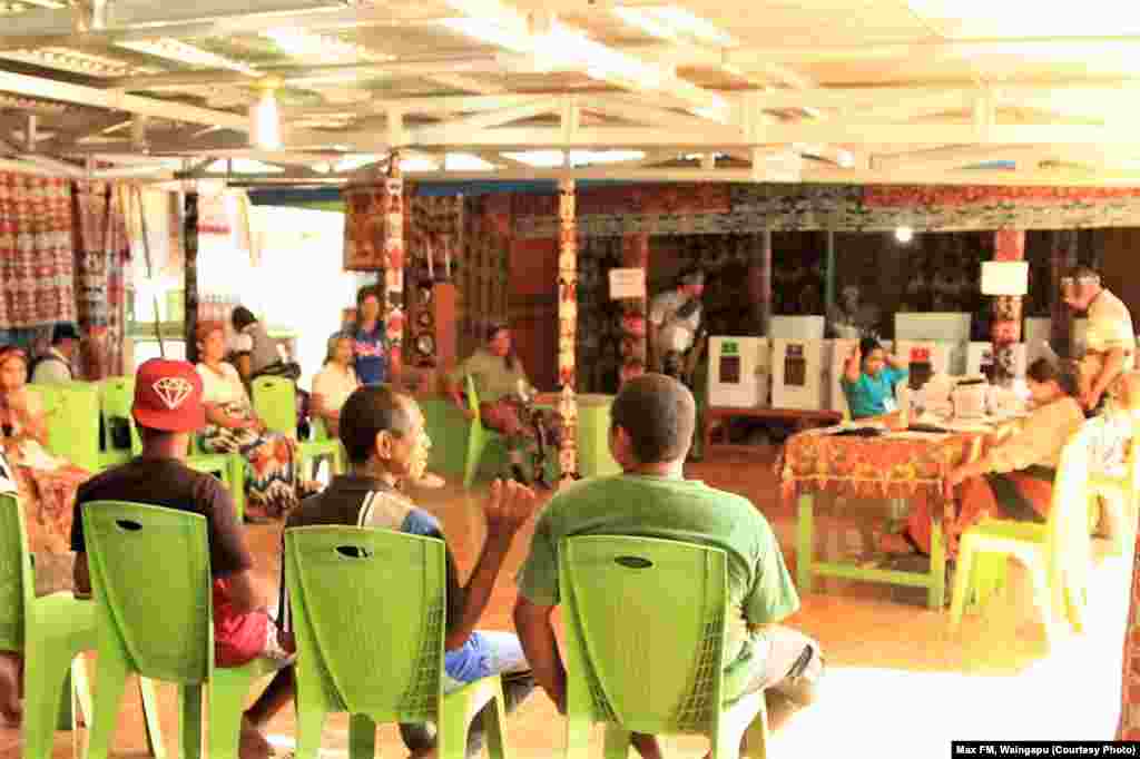 Para pemilih menunggu giliran mencoblos di TPS 017 RT 013 Kelurahan Prailiu Kec. Kambera Kab. Sumba Timur NTT yang dihiasi dengan puluhan kain tenun khas Sumba. (Foto: Max FM, Waingapu) 