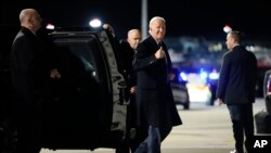 14일 아일랜드 방문 일정을 마친 조 바이든(가운데) 미국 대통령이 전용기에 오르기 위해 더블린 국제 공항 공군기지를 걸어가며 엄지를 세워보이고 있다. 