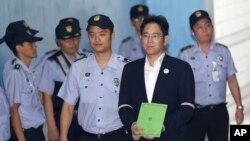 三星电子副会长李在镕(右二)抵达首尔中心法院出庭。 （2017年8月7日）