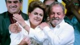 Luiz Inácio Lula da Silva, abraça Dilma Rousseff 