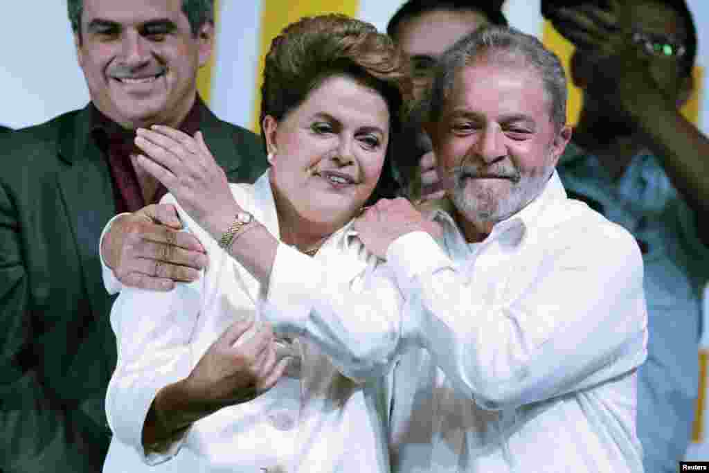 O ex-Presidente do Brasil, Luiz Inácio Lula da Silva, abraça Dilma Rousseff em jeito de comemoração pela sua vitória nas eleições de 26 de Outubro. Brasília, Brasil 2014