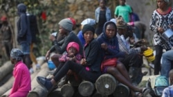 Orang-orang yang mengungsi untuk menghindari serangan geng-geng bersenjata, tampak berlindung di balai kota lingkungan Kenscoff di pinggiran Port-au-Prince, Haiti (foto: dok). 