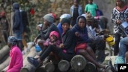 Orang-orang yang mengungsi untuk menghindari serangan geng-geng bersenjata, tampak berlindung di balai kota lingkungan Kenscoff di pinggiran Port-au-Prince, Haiti (foto: dok). 