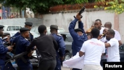 Des policiers congolais tentent de disperser une manifestation, Kinshasa, le 19 septembre 2018